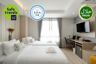 ザ リスキー ホテル アット バンフラット ステーション シャア