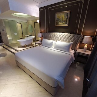 グランド エスカ ホテル アンド レジデンシズ - チセ チルティフィド