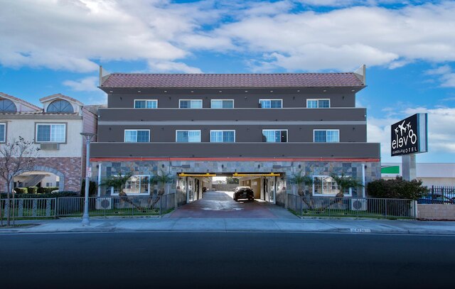 エレベイト ホテル ロサンゼルス LAX