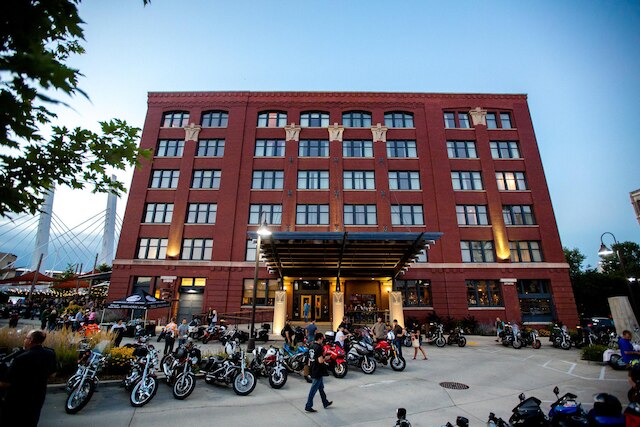 ジ アイロン ホース ホテル