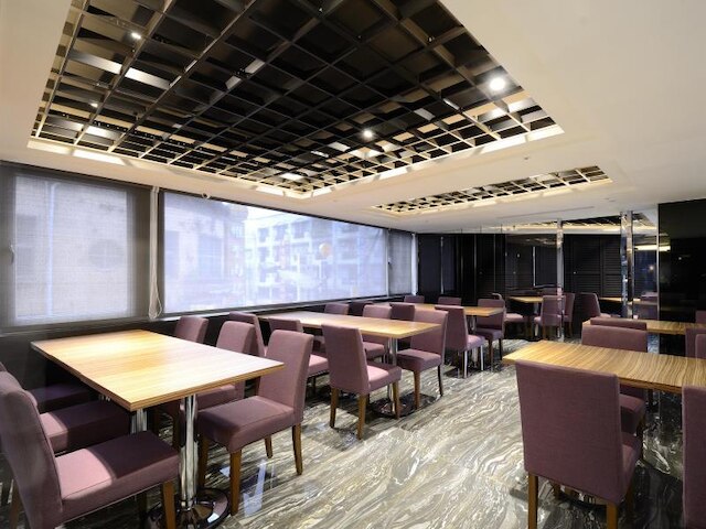 V ワン ホテル (葳皇時尚飯店)