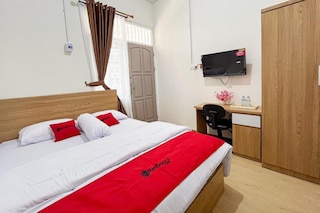 レッドドアーズ シャリア アット ブリンビン マラン