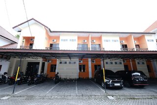 オマー アンバルクモ