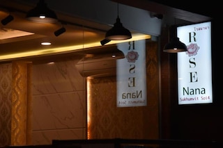 ローズ ナナ ホテル