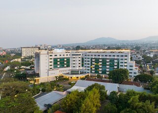 グランド アクイラ ホテル バンドン