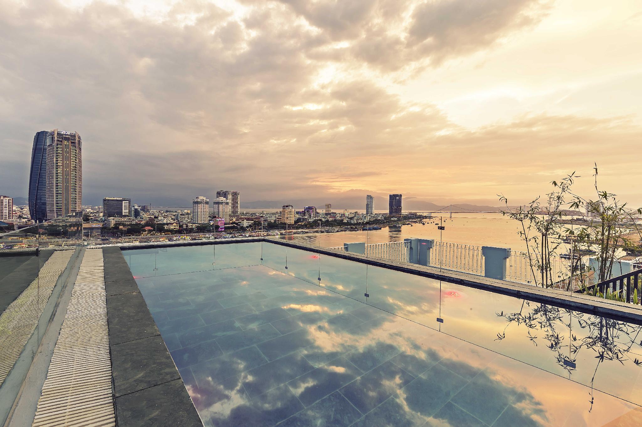 イビザ リバーフロント ダナン ホテル