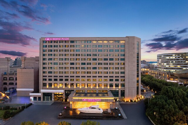 クラウン プラザ 上海ノア スクエア by IHG (上海聖諾亜皇冠假日酒店)