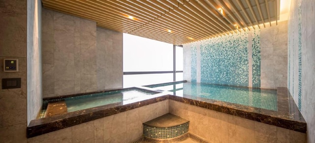 エバーリッチ ゴールデン レイク ホテル (昇恆昌金湖大飯店)