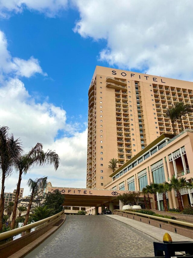 コンラッド カイロ