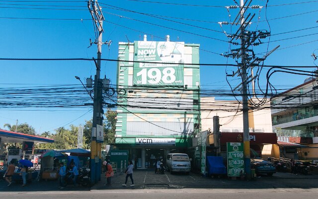 レッドドアーズ ニア スターモール アラバン