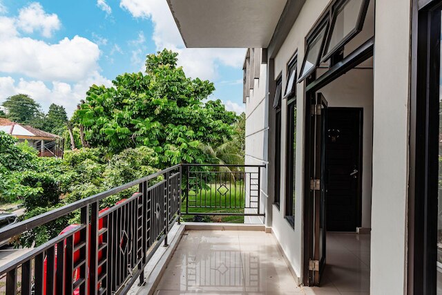 OYO 1586 ケランガ ホームステイ シャリア