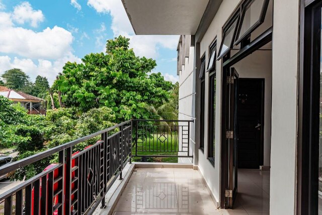 OYO 1586 ケランガ ホームステイ シャリア