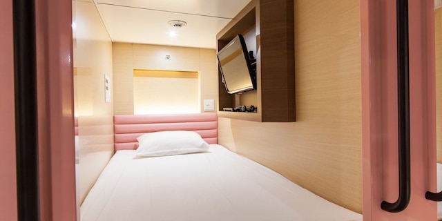 ワイズキャビン大阪難波