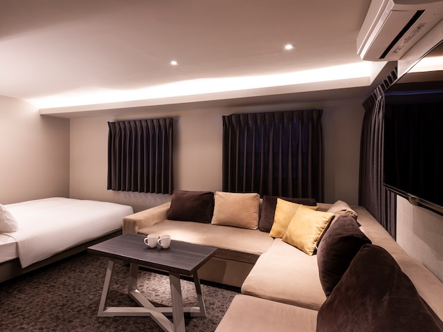 Rinn Sanjo Ohashi East (鈴ホテル 三条大橋東)