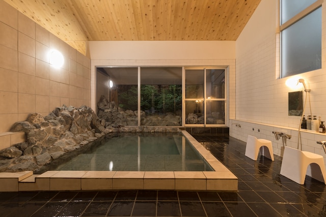 奥入瀬渓流温泉　灯と楓