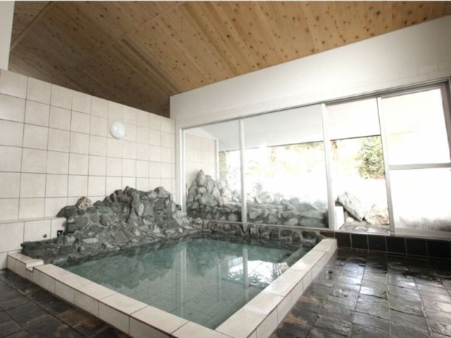 奥入瀬渓流温泉　灯と楓