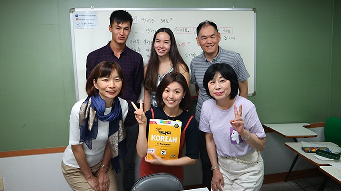 カナダ韓国語学院　江南の学生と教員スタッフ
