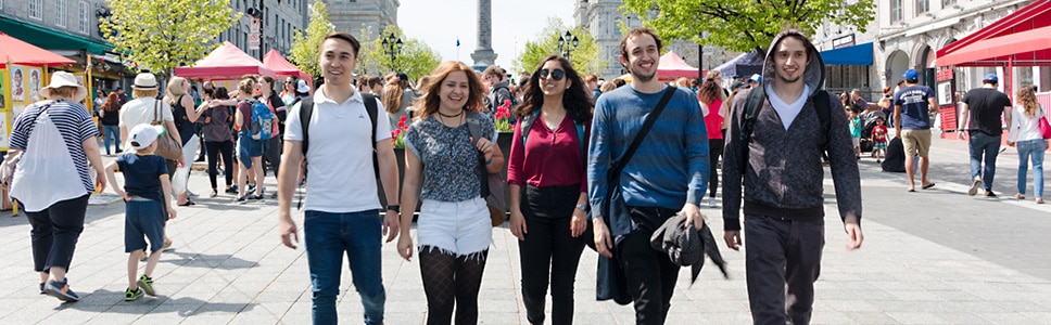EC Montreal校の生徒がモントリオールの街を歩いている様子