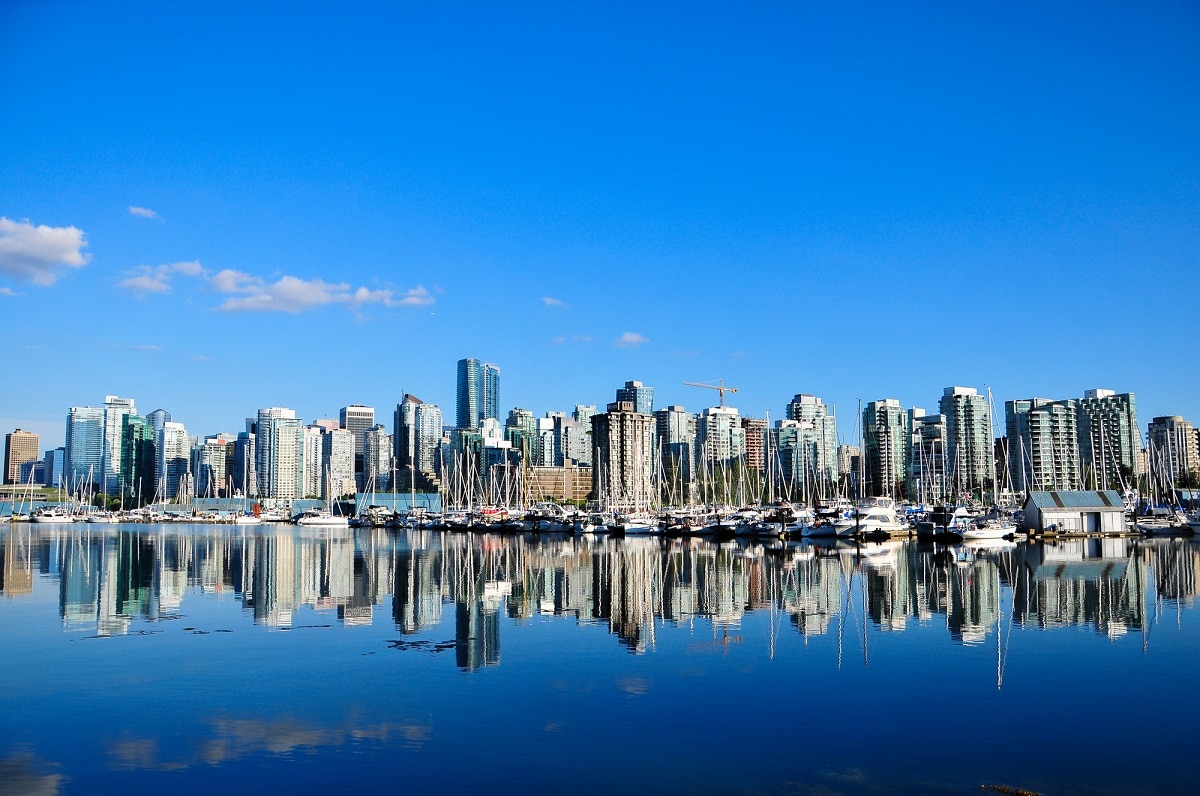 バンクーバー港のリフレクション　Beautiful cityscape of Vancouver Harbor