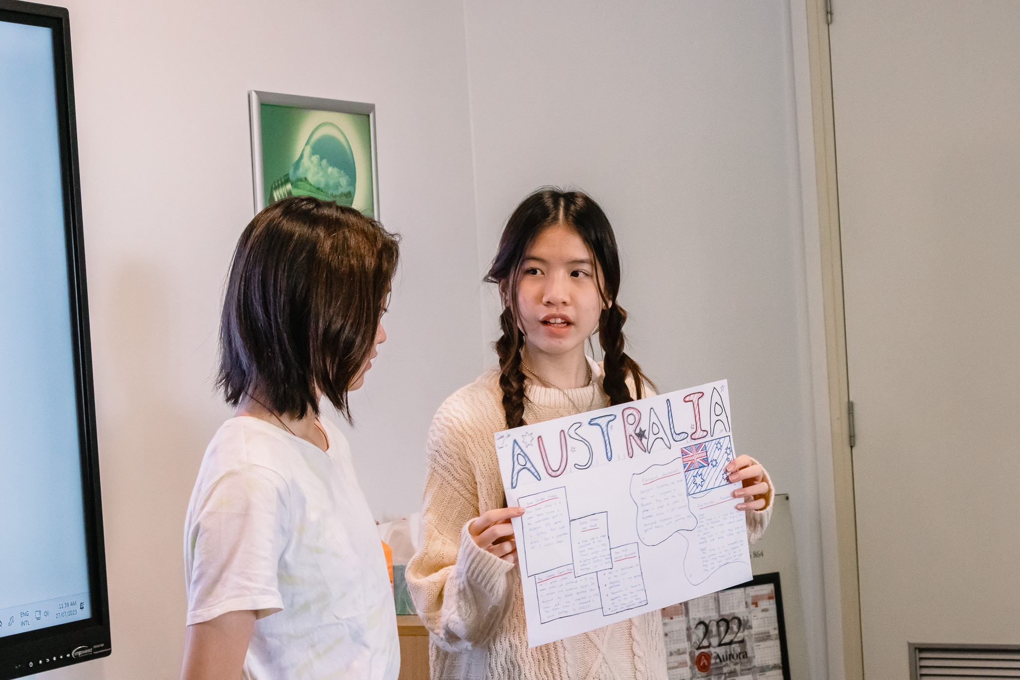 ゴールドコーストでのジュニア留学プログラムでプレゼンをする子供