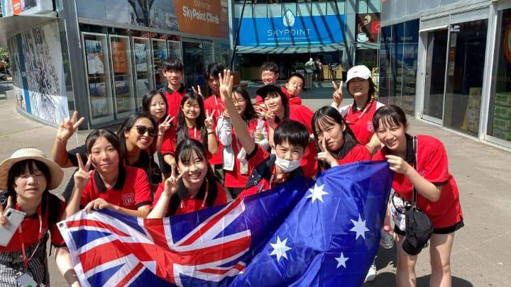 オーストラリア国旗を持つ子供たち