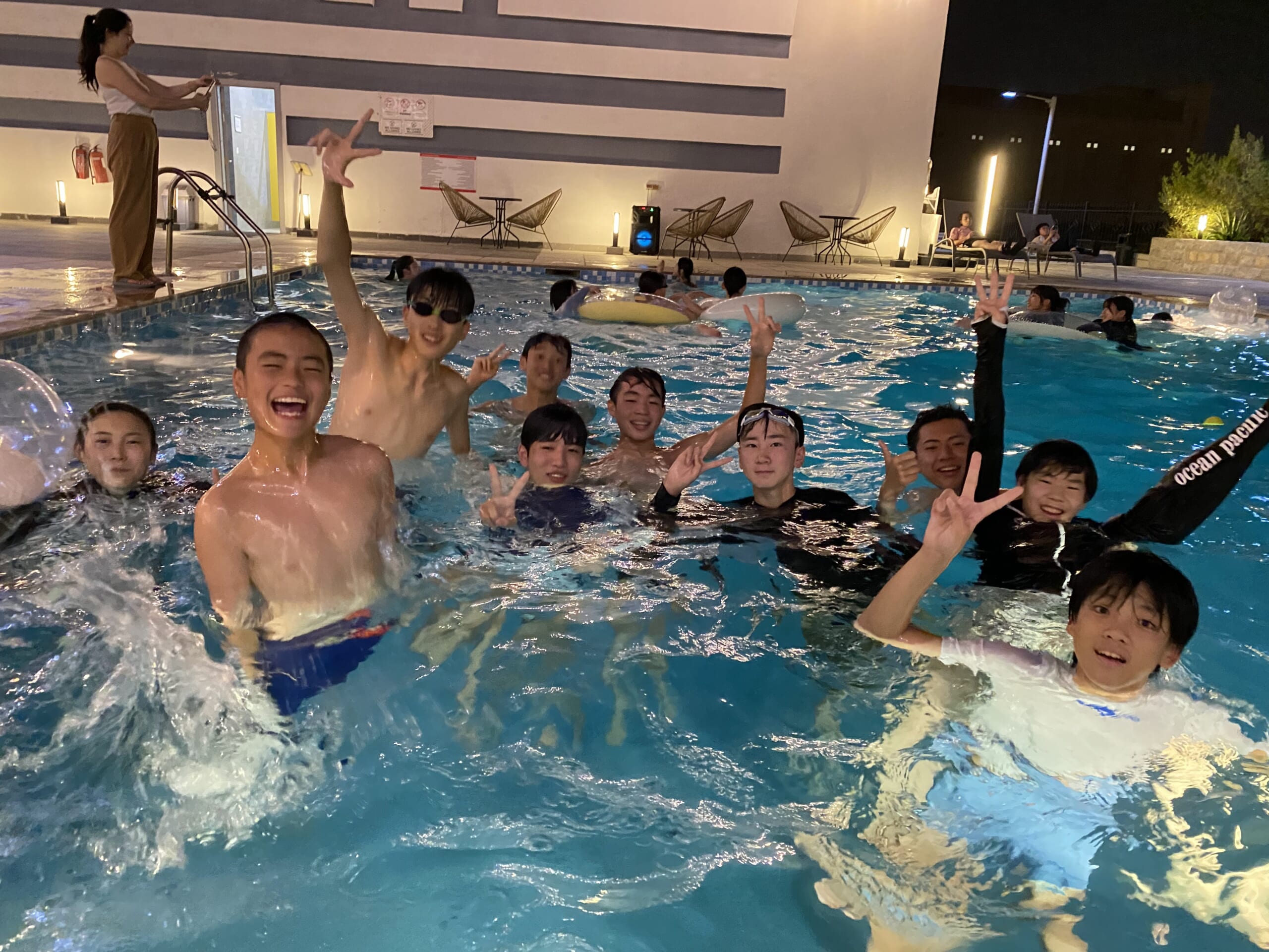 EPIC CAMP DUBAI プールで遊ぶ生徒たち