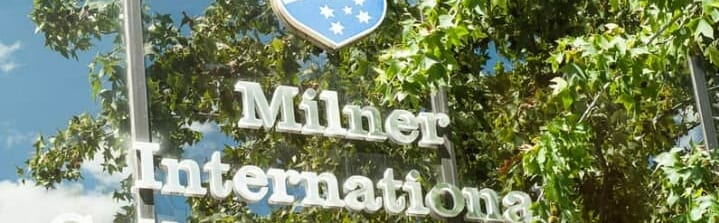 ミルナーインターナショナルカレッジオブイングリッシュの看板