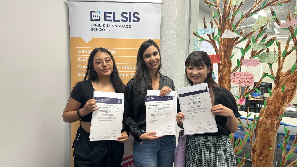 ELSISメルボルン校の修了証を持つ生徒