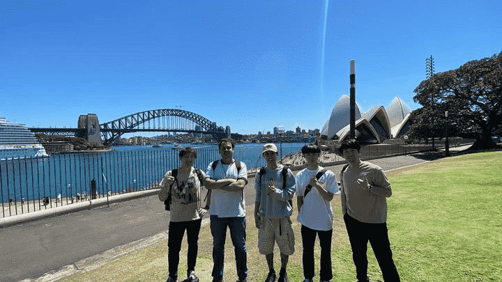 エルシスシドニー校の生徒とオペラハウス