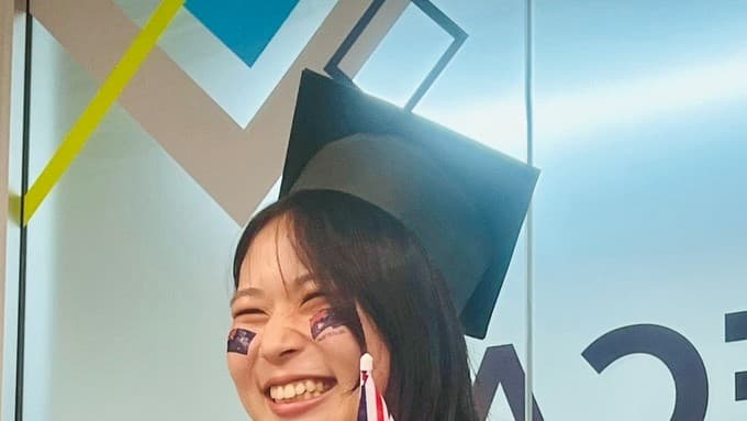 エルシスブリスベン校の卒業式の生徒