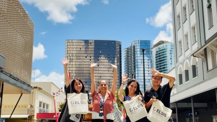 エルシスブリスベン校の校外での生徒