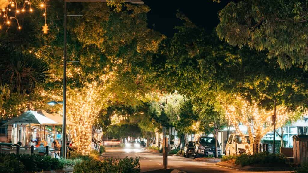 夜のヌーサヘイスティングス通り