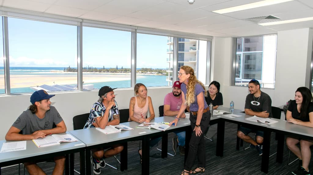 レクシスサンシャインコースト校のビーチが見える教室