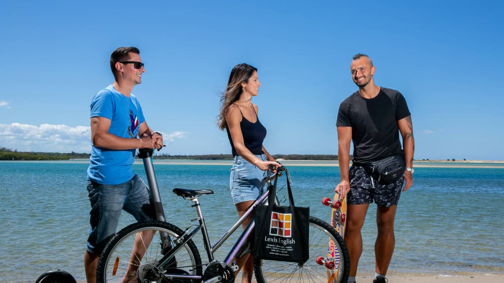 レクシスサンシャインコースト校のビーチと生徒