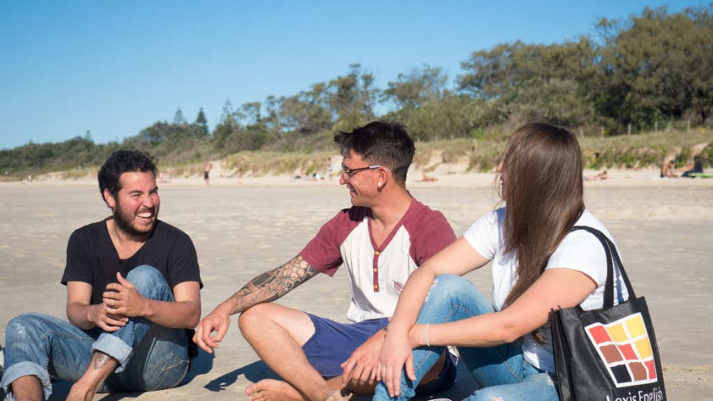 レクシスバイロンベイ校の生徒とビーチ