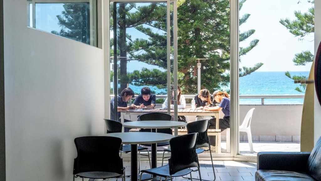 レクシスシドニーマンリー校の海が見える教室