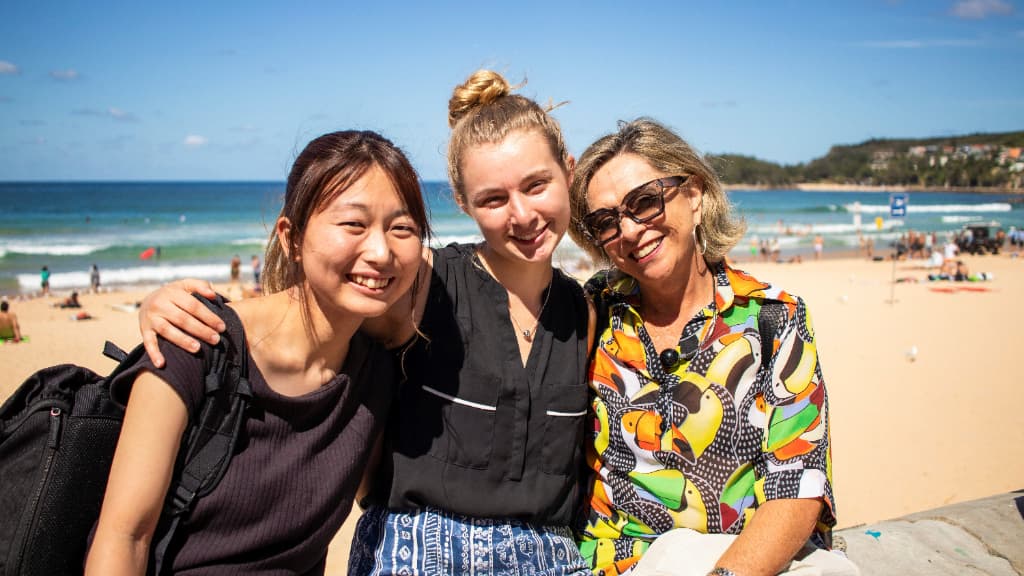 ILSCシドニー校近隣のビーチでの生徒