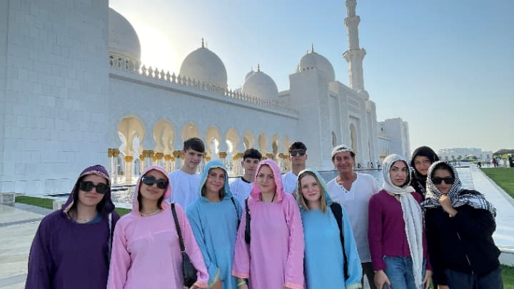 アブダビ観光中のモスクの前での集合写真