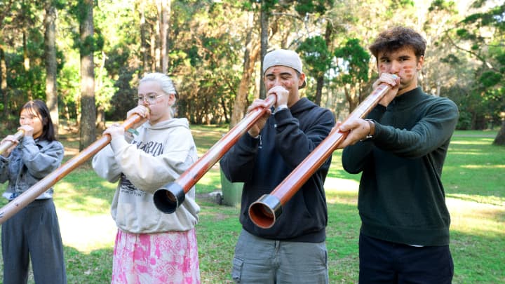 オーストラリアのジュニアキャンプでの文化的なアクティビティ