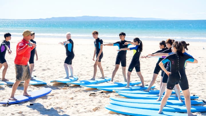 オーストラリアのジュニアキャンプのサーフィンアクティビティの様子