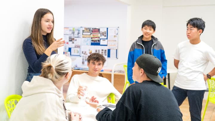 オーストラリアのジュニアキャンプで多国籍の生徒と話し合う様子