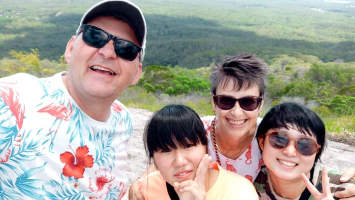 オーストラリアのジュニアキャンプでのホストファミリーとの仲良さそうな写真