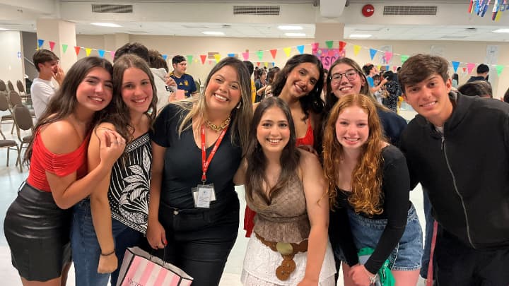 タムウッドの国籍豊かな生徒たちの集合写真