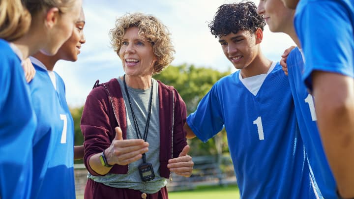 指導をするサッカーコーチと子供の写真