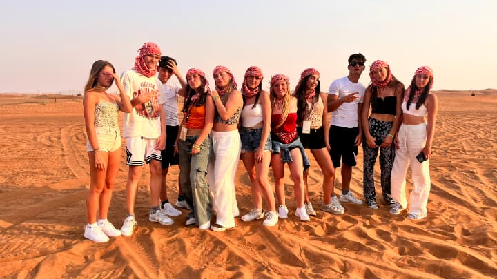 ドバイの砂漠での集合写真