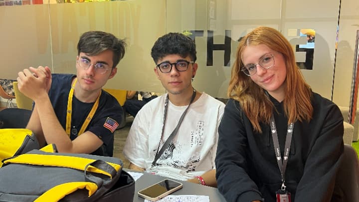 ドバイのES Worldキャンパス内のスマート教室で授業を受ける生徒たち