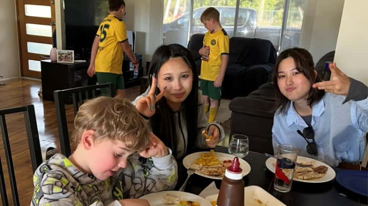 ホストファミリーと交流する生徒の画像