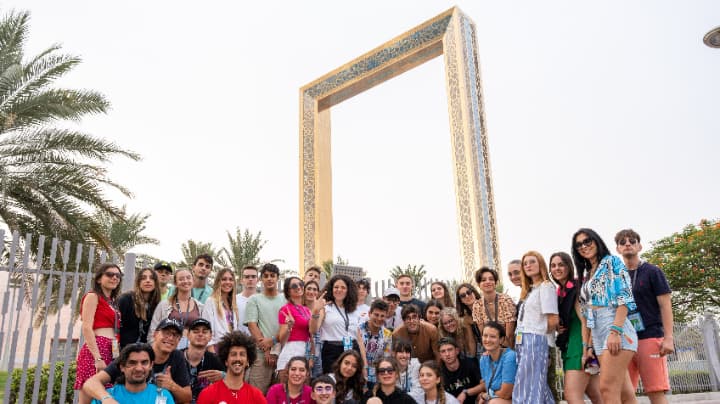 ドバイフレーム前での集合写真