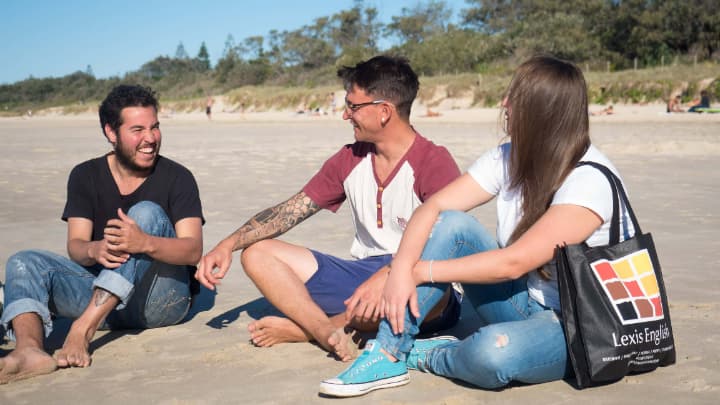 レクシスバイロンベイ校の生徒がビーチにいる様子
