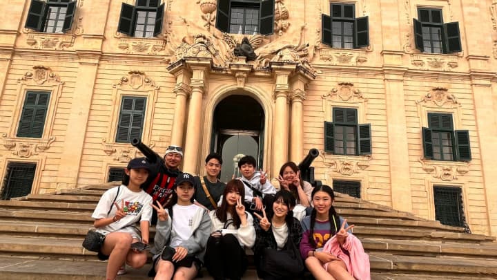 シュプラッハカフェ マルタ引率プログラムの生徒の集合写真